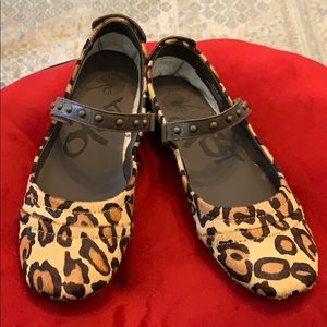 Like new OTBT leopard ballet flats sz 9